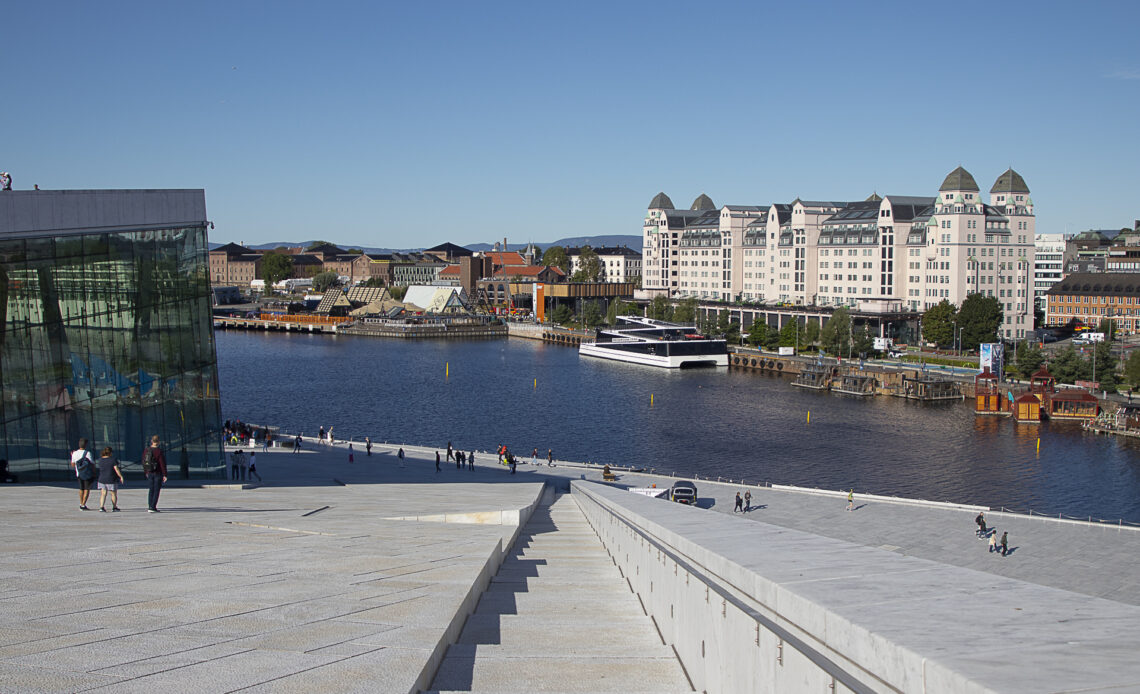 Caminando sobre los tejados de la Ópera de Oslo