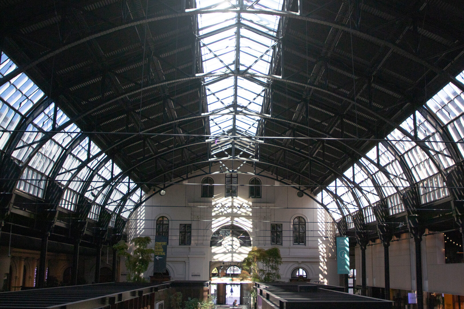 Parte antigua de la estación de Oslo S, sobre la oficina de turismo y la puerta de Karl Johans gate