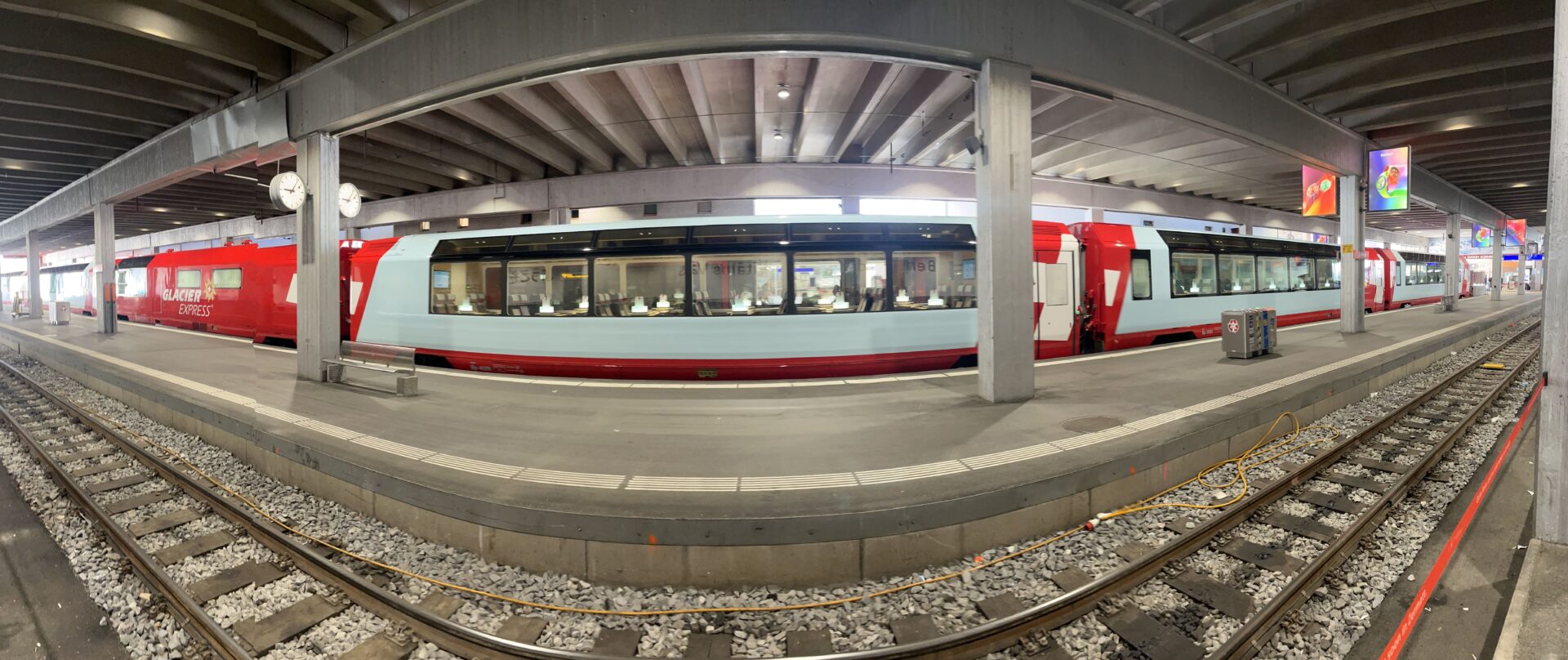 El Glacier Express en la estación de trenes de Zermatt.