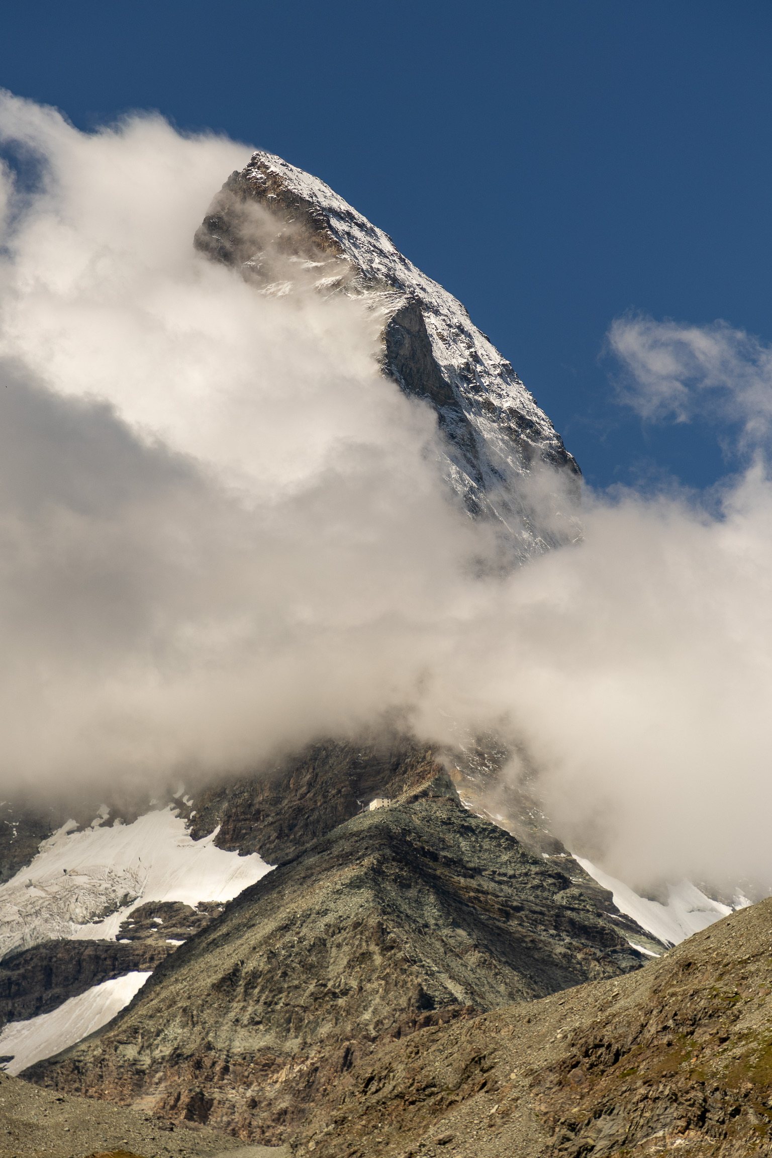 El Matterhorn tapado de nuevo sobre la cresta de Hörnli y el refugio de Hörnlihütte