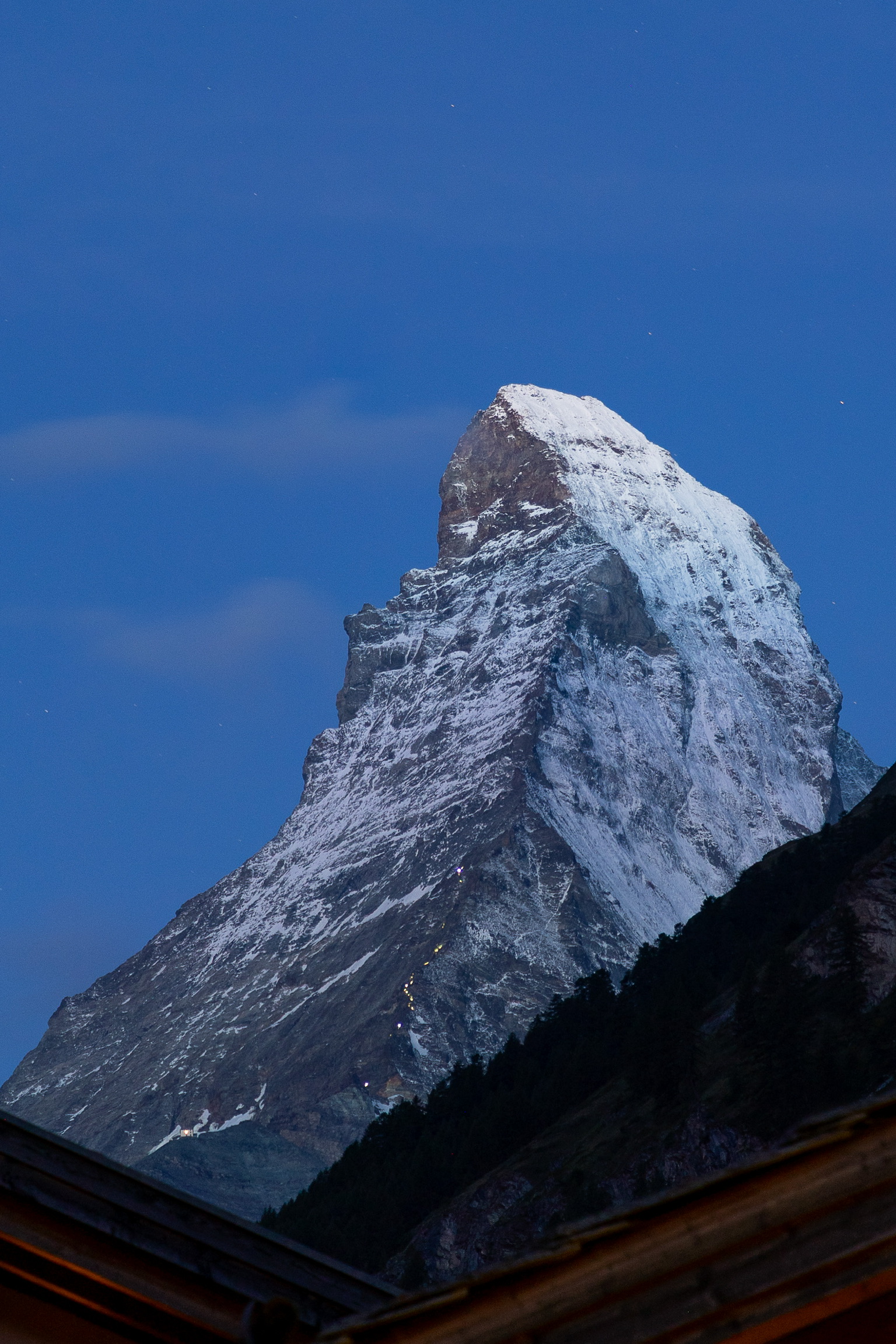 Matterhorn de madrugada y las luces de los alpinistas intentando subirlo