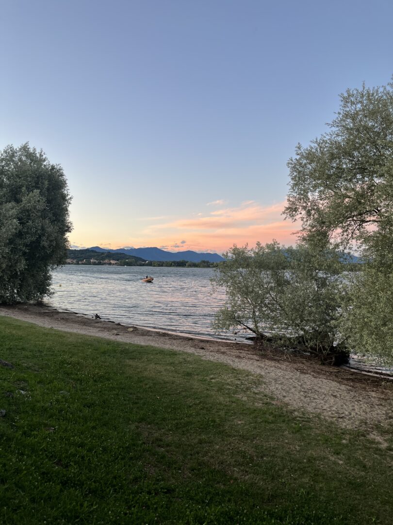 Orilla del lago Maggiore en Arona. Los Alpes al fondo.