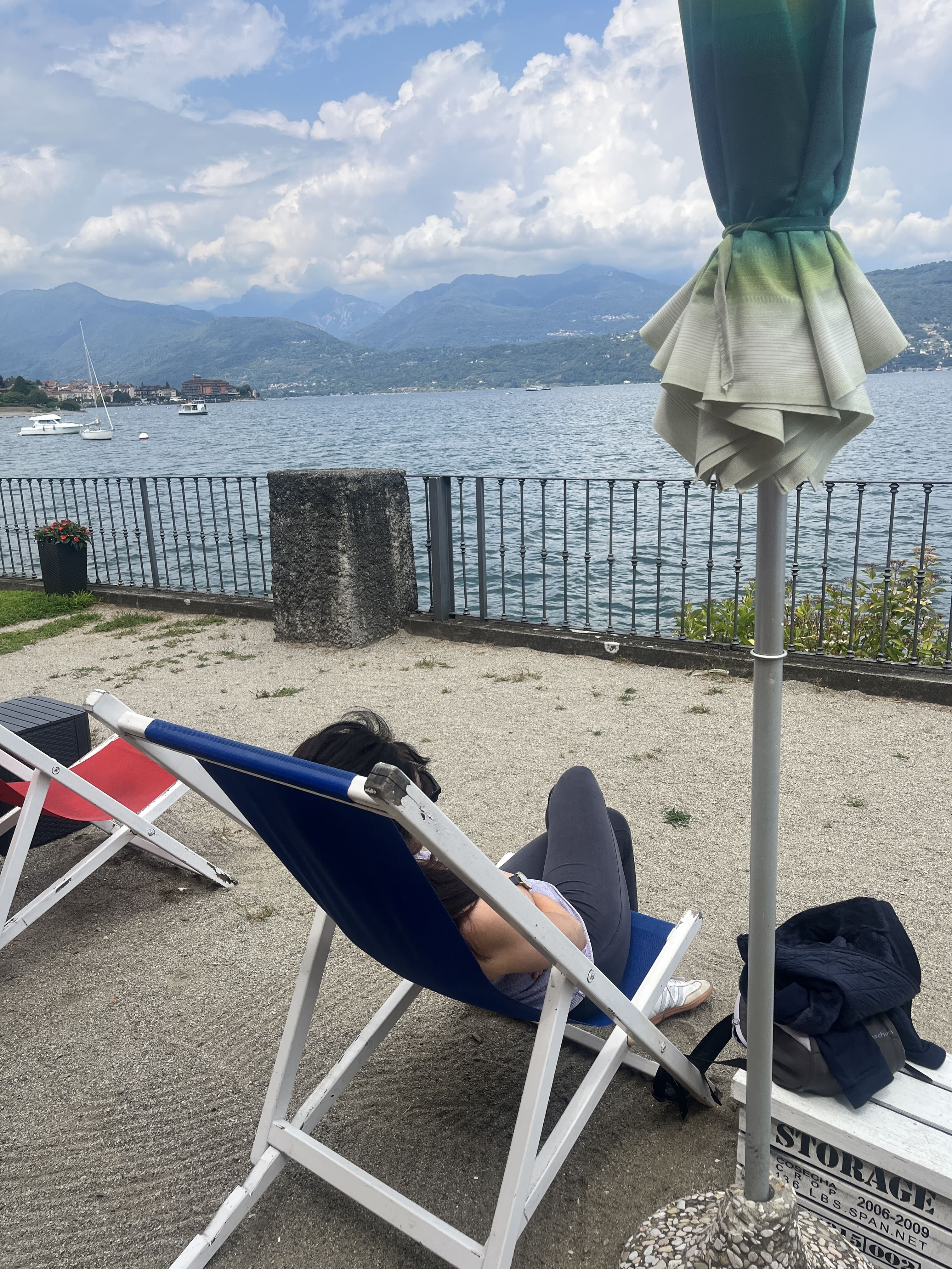 A la espera en la orilla del lago Maggiore.
