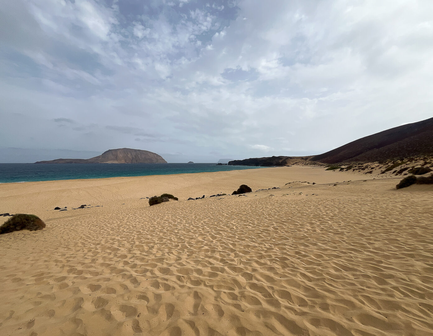 Totalmente solo en la Playa de Las Conchas de La Graciosa