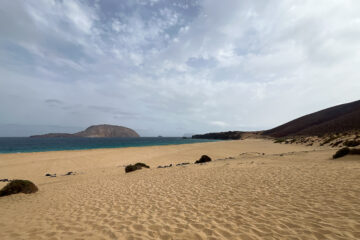 Totalmente solo en la Playa de Las Conchas de La Graciosa