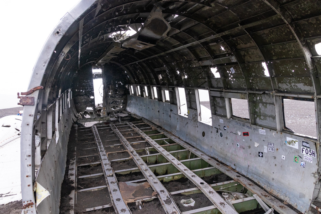 Interior del avión estrellado en la playa de Solheimafjara