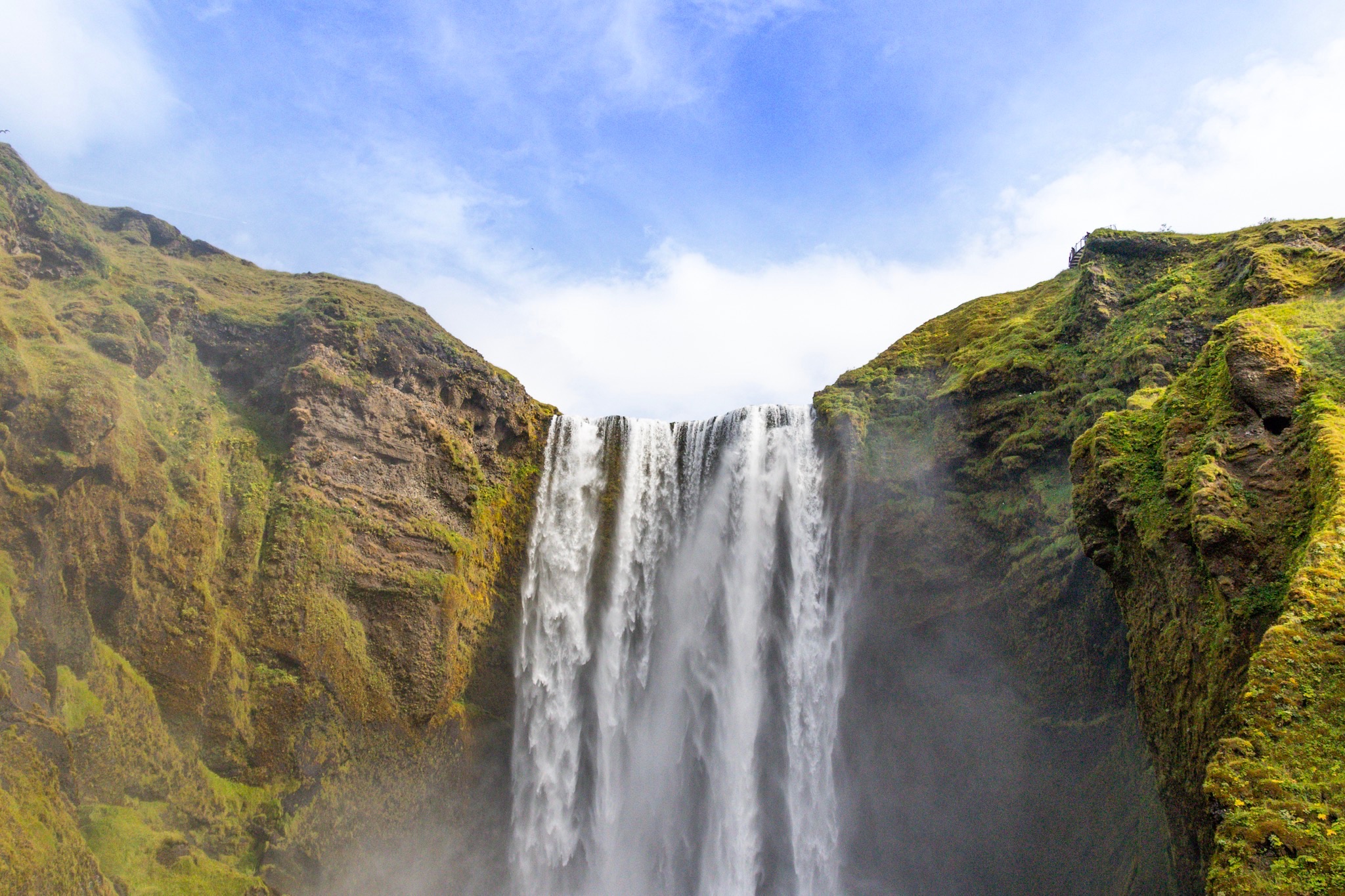 La cascada de Skógafoss se derrama por la montaña.